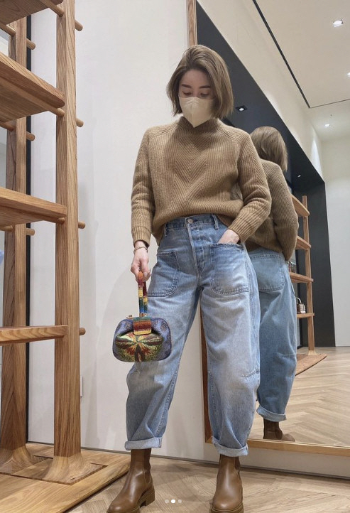 Singer Seo In-young is back as Sister SenSeo In-young posted several photos without any comment on the 14th. In the photo, Seo In-young showed brown styling from head to toe.Seo In-young, transformed into a bright hair color, adds a hip charm with knit and shoe-fitting fashion. The casual atmosphere of Seo In-young, a new bride, stands out.Seo In-young appeared on MBC Save Me! Homes broadcast on the 12th.Seo In-young showed calm styling with a blouse in a tweed jacket, and the members were surprised to see such reactions as Is not it a look of a daughter-in-law in Cheongdam-dong and How did the style change?In response, Seo In-young said, To be honest, my in-laws watch all the broadcasts. They check the broadcasts a lot.Meanwhile, Seo In-young married an older IT entrepreneur last month.