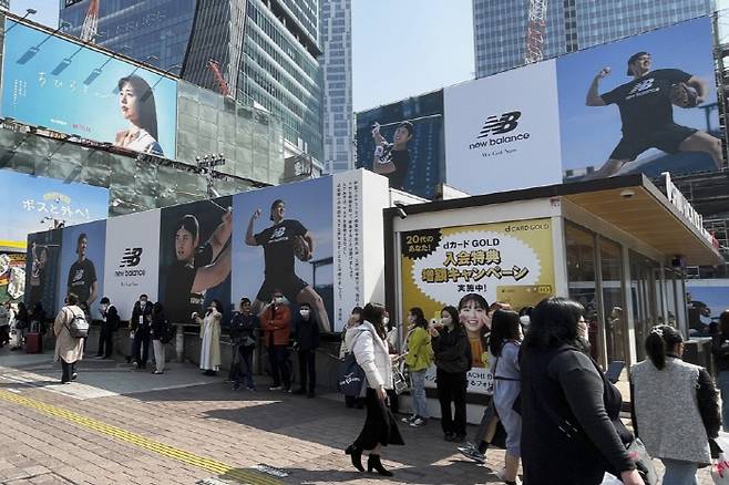 도쿄 중심가 시부야의 한 쇼핑몰 앞에 내걸린 오타니 쇼헤이를 담은 광고판. AP연합뉴스