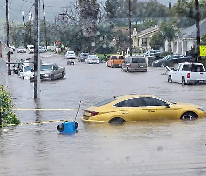 캘리포니아에 내린 폭우로 인해 도로와 민가가 잠겼다. /트위터