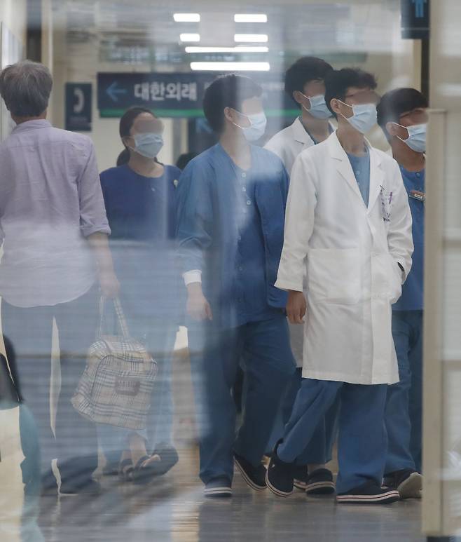 2020년 9월 서울 종로구 서울대학교병원에서 의사 등 의료진이 이동하는 모습. /뉴시스