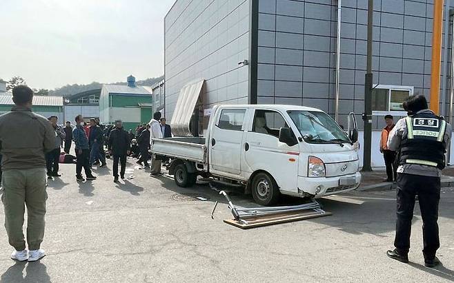 지난 8일 오전 전북 순창군 구림면 한 농협 주차장에서 트럭이 조합장 투표를 기다리던 인파와 충돌했다. 사진은 사고 직후 현장 모습. /연합뉴스