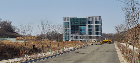 '천안아산 KTX 역세권 R&D 집적지구 조성'의 첫 번째 사업으로 준공된 충남지식산업센터 모습. 사진=윤평호 기자