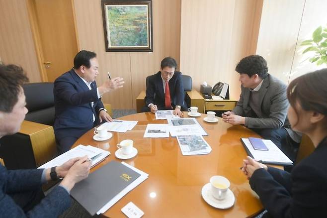 이권재 오산시장이 최근 한국지역난방公 정용기 사장과‘동탄~고덕 열수송관 공사’에 대해 협의하고 있다.ⓒ오산시 제공