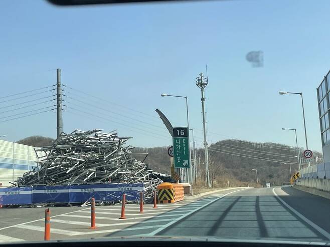 제2경인고속도로 화재 구간에서 수거해 고속도로 나들목 인근에 쌓아놓은 철재 구조물의 모습. 김기성 기자