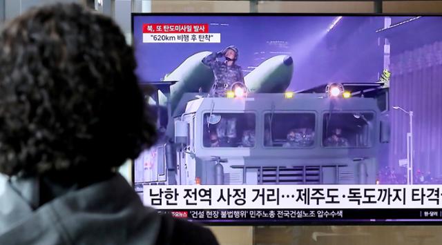 14일 서울역 대합실에서 시민이 북한의 단거리탄도미사일(SRBM) 발사 관련 뉴스를 바라보고 있다. 합동참모본부는 북한이 이날 오전 7시 41분과 7시 51분쯤 황해남도 장연 일대에서 동해상으로 SRBM 2발을 발사했다고 밝혔다. 뉴스1