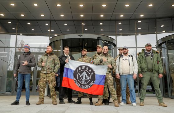 지난해 11월 4일 러시아 PMC 와그너 센터 앞에서 센터 방문자들이 군복을 입은 채 기념 사진을 찍고 있다. 로이터=연합뉴스