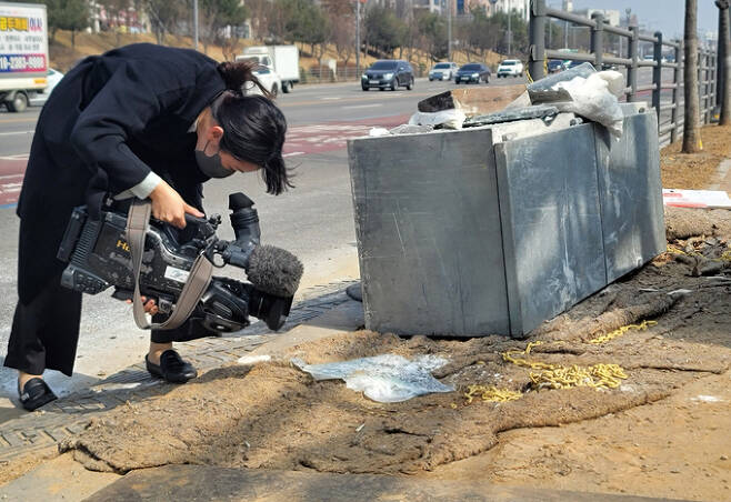 서다은 KBS 촬영기자가 경기도 평택시 소재 국도에서 발생한 화물차 난폭운전 사고 현장을 지난 9일 촬영하고 있다. KBS 서울 본사 보도영상국 촬영기자 100여명 가운데 여성은 6명이다. 방송사 중에서 여성 촬영기자 수가 가장 많다. /김달아 기자