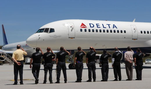 <YONHAP PHOTO-0286> Employees salute the pilot of a Boeing 757 following Delta Airlines' emergence from bankruptcy at Hartsfield Jackson International Airport 30 April 2007 in Atlanta, Georgia. The 757 sports new branding that will appear on more than 900 planes, at airports and on advertising.   Barry Williams/Getty Images/AFP = FOR NEWSPAPERS, INTERNET,TELCOS AND TELEVISION USE ONLY =/2007-05-01 06:31:54/
<저작권자 ⓒ 1980-2007 ㈜연합뉴스. 무단 전재 재배포 금지.>