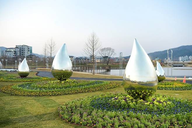 전남 순천시 동천 저류지에 만들어진 오천 그린광장. 저류지를 드넓은 잔디공원으로 만들었다. 순천시 제공.