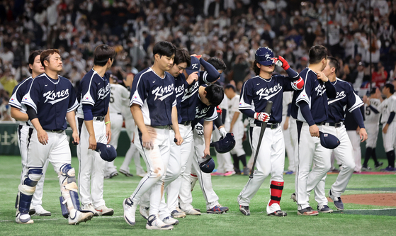 The Korean team leaves the field at Tokyo Dome after losing 13-4 to Japan in their second game of the 2023 World Baseball Classic in Tokyo, Japan on March 10.  [NEWS1]