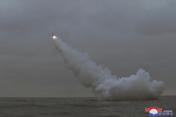 함경남도 신포 인근 동해상에서 12일 새벽 발사된 전략순항미사일이 하늘로 솟구치고 있다. 아래 사진은 미사일이 발사된 북한 잠수함 ‘8·24영웅함’. 연합뉴스