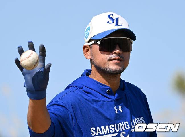 [OSEN=오키나와(일본), 이대선 기자] 1일 일본 오키나와 온나손 아카마 볼파크에서 삼성 라이온즈 스프링캠프가 진행됐다.삼성 권오준 코치가 훈련을 지도하고 있다. 2023.03.01 /sunday@osen.co.kr