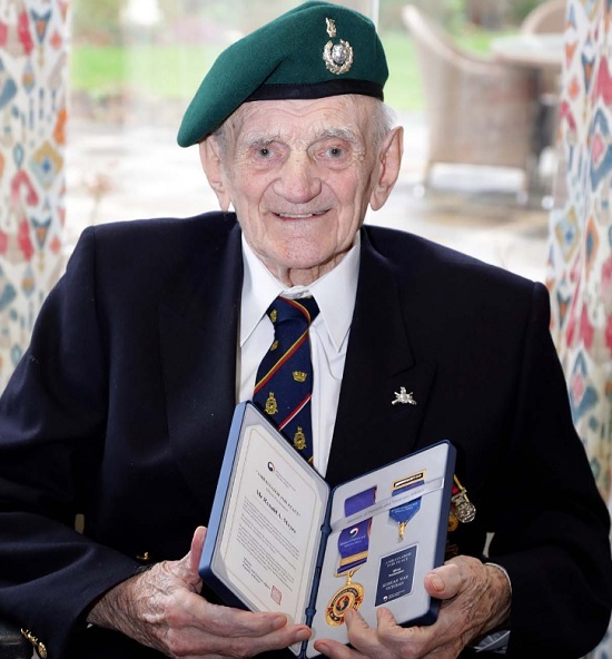 올해 94세인 영국인 6·25 참전용사 론 모이스(예비역 해병 대위)가 한국 정부에서 수여한 ‘평화의 사도’ 메달을 받고 미소를 지어 보이고 있다. 영국 해병대 SNS 캡처