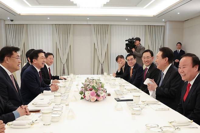 윤석열 대통령이 13일 오후 서울 용산 대통령실 청사에서 열린 국민의힘 신임 지도부 초청 만찬에서 김기현 대표 등과 대화하고 있다. 대통령실 제공