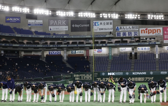 한국야구, 여기까지 - 13일 일본 도쿄돔에서 열린 2023 월드베이스볼클래식(WBC) B조 본선 1라운드 한국과 중국의 경기가 끝난 뒤 한국 선수들이 관중석을 향해 인사하고 있다. 도쿄 연합뉴스