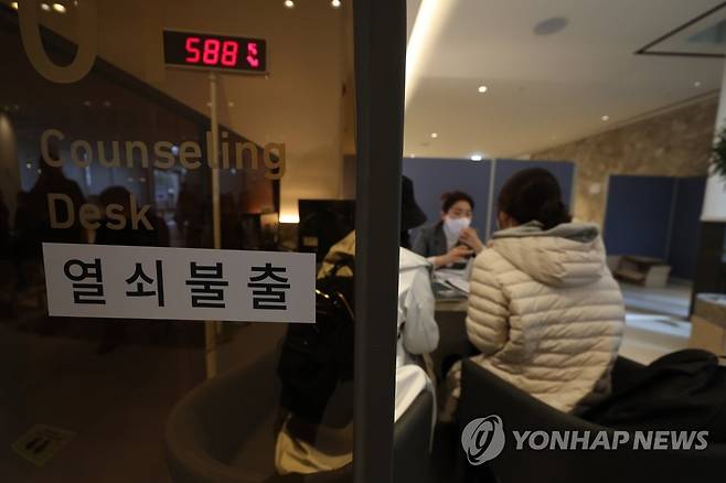 입주 중단에 열쇠 불출하러 나선 입주자들 (서울=연합뉴스) 임화영 기자 = 소송 문제로 서울 강남 개포자이 프레지던스의 입주 중단을 하루 앞둔 12일 오후 단지 내 입주지원센터에서 입주자들이 열쇠 불출을 하고 있다. 
    재건축 전부터 단지 안에 있던 어린이집(경기유치원)이 보상을 요구하며 서울행정법원에 오는 24일까지 준공인가 처분 효력정지를 신청했고, 법원은 이를 받아들인 것이다.
    이에 강남구청은 지난 10일 조합에 입주 중지 이행 명령을 내렸다. 시공사인 GS건설도 이달 13일부터 열쇠 불출을 할 수 없다는 입장을 전해왔다는 것이 조합의 설명이다. 2023.3.12 hwayoung7@yna.co.kr