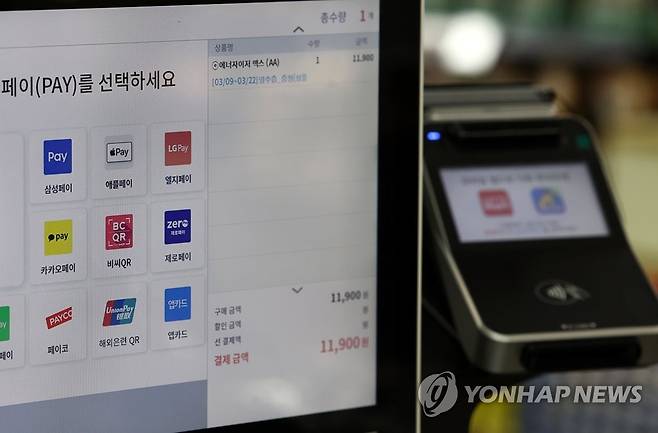 애플페이, 이달 하순부터 국내 사용 가능 (서울=연합뉴스) 윤동진 기자 = 애플의 근거리무선통신(NFC) 결제 서비스 '애플페이'를 국내에서는 이달 하순부터 국내에서 사용할 수 있을 것으로 전해졌다.
사진은 10일 오후 애플페이 사용을 준비 중인 서울의 한 대형마트 결제창 모습. 2023.3.10 mon@yna.co.kr