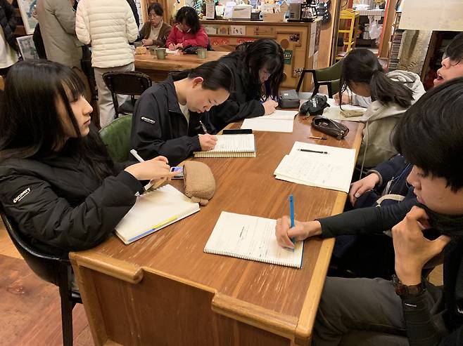 나를 이해하고 진로를 설계하는 목도나루학교에서는 에세이 쓰기 등 나의 생각을 언어로 표현하는 시간을 많이 갖게 된다.  목도나루학교 제공