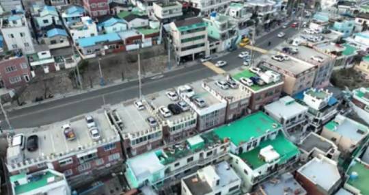 부산 산복도로변 주택 옥상 주차장