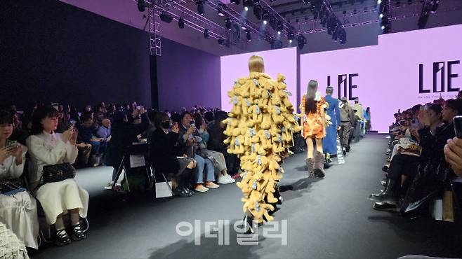 15일 서울 동대문디지털프라자(DDP)에서 진행된 라이 패션쇼. (사진=백주아 기자)