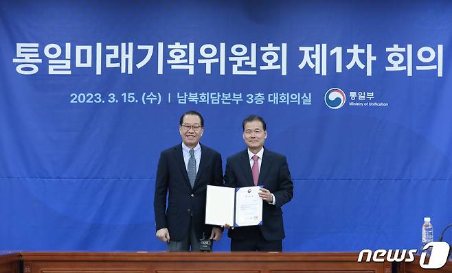 권영세 통일부 장관(왼쪽)이 15일 김영호 통일미래기획위원회 위원장에게 위촉장을 수여하고 있다.(통일부 제공)
