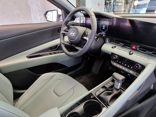 세이지 그린 색상의 현대차 아반떼 내장. /고성민 기자