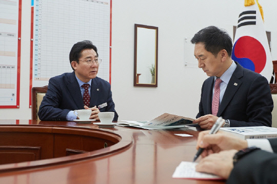 박경귀 아산시장(왼쪽)이 국회에서 김기현 국민의힘 당대표와 만나 지역현안을 설명하고 있다. 사진=아산시 제공