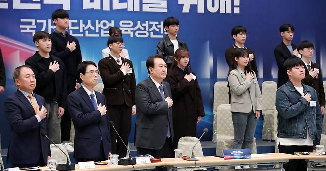 윤석열 대통령이 15일 청와대 영빈관에서 열린 제14차 비상경제민생회의에서 국기에 경례하고 있다. 연합뉴스