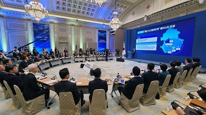 윤석열 대통령이 15일 청와대 영빈관에서 열린 제14차 비상경제민생회의에서 원희룡 국토교통부 장관의 국가첨단산업벨트 추진계획 보고를 경청하고 있다. /사진=뉴시스화상