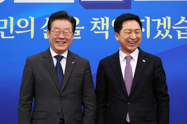 국민의힘 김기현 대표(오른쪽)가 15일 국회 민주당 대표회의실을 찾아 더불어민주당 이재명 대표와 면담을 하고 있다. 사진=서동일 기자