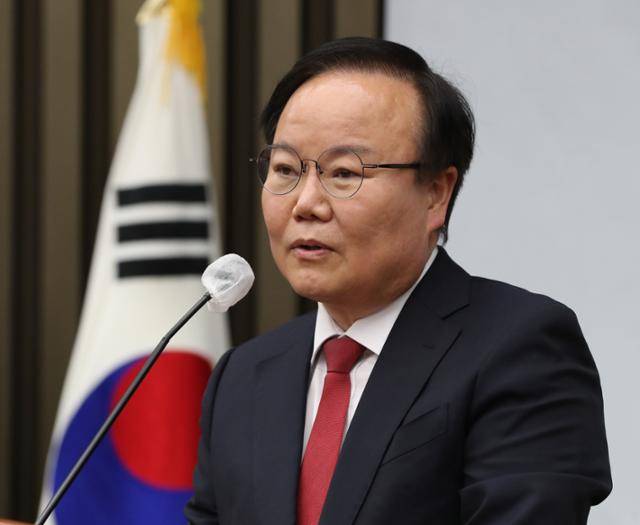 김재원 국민의힘 최고위원이 윤석열 대통령 공약이기도 한 5·18 정신 헌법 수록에 반대한 발언으로 논란이 일고 있다. 뉴시스