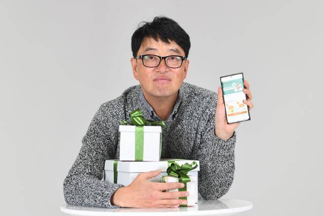 모바일 쿠폰의 개척자인 김성필 윈큐브마케팅 대표가 서울 세종대로 한국일보사에서 기업들이 모바일 쿠폰을 발행할 수 있는 '센드비' 서비스를 설명하고 있다. 김영원 인턴기자