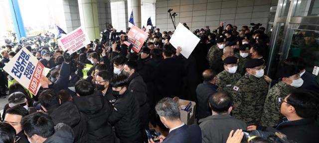 지난달 19일 검은 베레모를 쓴 특전사동지회 회원들(오른쪽)이 광주 서구 5·18기념문화센터에서 지역 시민단체의 항의시위를 뒤로 하고 '용서와 화해를 위한 대국민 공동선언' 행사에 참석하고 있다. 광주=연합뉴스