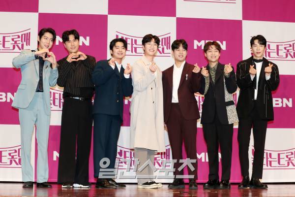 가수 손태진, 신성, 민수현, 김중연, 박민수, 공훈, 에녹이 14일 오후 서울 마포구 누리꿈스퀘어에서 진행된 MBN 초대형 트롯 오디션 ‘불타는 트롯맨’ 기자간담회에 참석해 포토타임을 갖고 있다. 서병수 기자 qudtn@edaily.co.kr /2023.03.14.