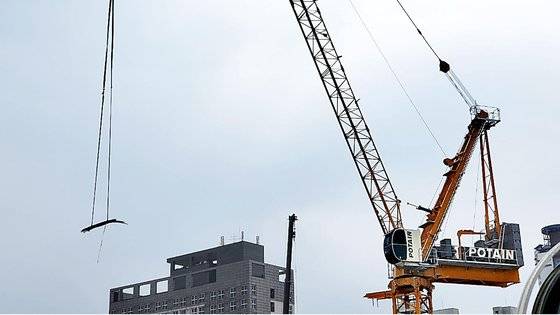 지난 8일 인천 미추홀구의 한 아파트 공사 현장에서 타워크레인이 모양이 다른 철근을 들어 올리고 있다. 김홍범 기자