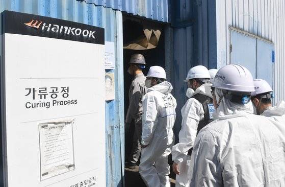 14일 한국타이어 대전공장에서 경찰과 국립과학수사연구원, 소방당국, 전기안전공사, 대전지방고용노동청 등 관계기관으로 구성된 합동감식반이 화재 원인을 조사하기 위해 공장 내부로 이동하고 있다. 뉴스1