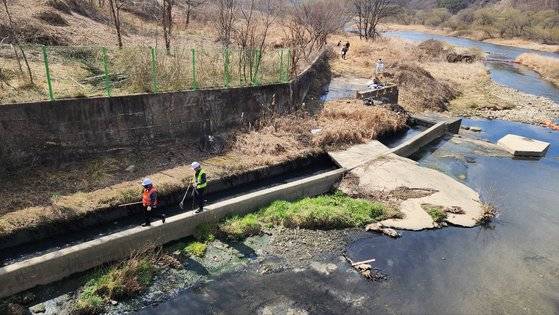 14일 오후 대전 대덕구 목상동 한국타이어 대전공장 인근 하천에서 진화작업 중 발생한 폐기물 제거작업이 이뤄지고 있다. 신진호 기자