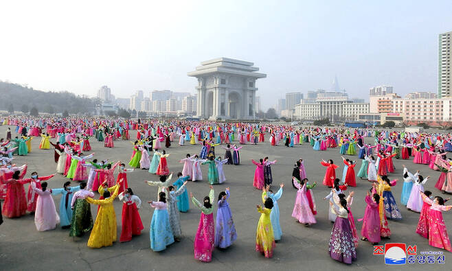 북한이 3·8 국제부녀절(세계 여성의 날)을 맞아 여맹일꾼들과 여맹원들의 무도회가 지난 8일 평양 개선문광장에서 진행됐다고 조선중앙통신이 9일 보도했다. 조선중앙통신연합뉴스
