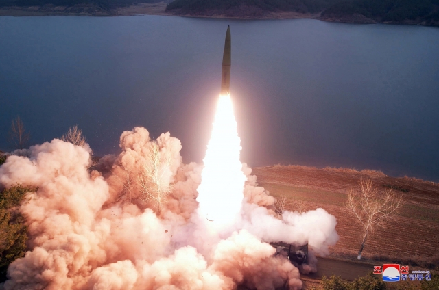 북한은 14일 황해남도 장연군 일대에서 지상대지상(지대지) 전술탄도미사일 2발을 사격했다고 밝혔다. 조선중앙통신, 연합뉴스