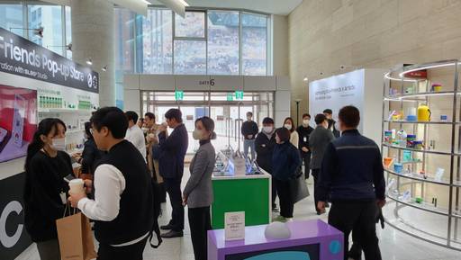 15일 삼성전자 주주총회가 열린 수원컨벤션센터 한 켠에 마련된 ‘삼성 에코 프렌즈’ 팝업스토어에서 주주들이 친환경 액세서리를 살펴보고 있다. 김정규기자