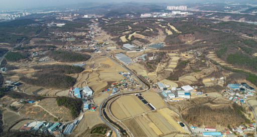 용인시에 2042년까지 세계 최대 시스템 반도체 단지가 구축된다. 정부는 용인 기흥, 화성, 평택, 이천과 결합해 세계 최대 규모의 반도체 메가 클러스터를 조성, 첨단산업을 육성한다는 구상이다. 사진은 15일 국가산업단지로 지정된 용인시 처인구 남사읍 일대. 조주현기자