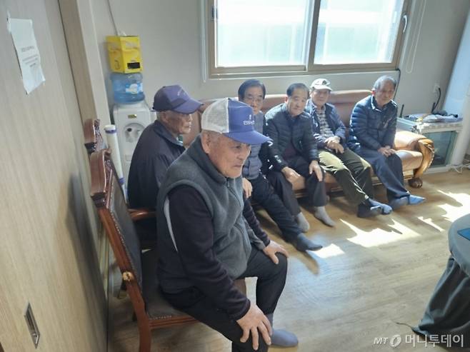 14일 오전 경기 평택시 포승읍 희곡 1리 주민들이 마을회관에 모여있다. 이마을에 면허를 자진반납한 운전자는 없다. /사진=정세진 기자