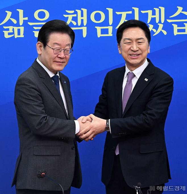 김기현(오른쪽) 국민의힘 대표가 15일 서울 영등포구 여의도 국회 더불어민주당 당대표실을 찾아 이재명 더불어민주당 대표를 예방해 악수를 나누고 있다. 임세준 기자