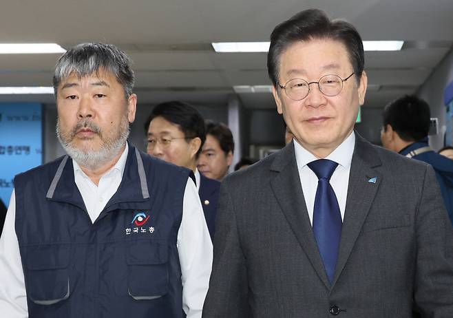 더불어민주당 이재명 대표와 김동명 한국노총 위원장이 15일 오후 서울 영등포구 한국노총에서 열린 2023년 더불어민주당-한국노총 고위급 정책협의회에 참석하고 있다. [연합]