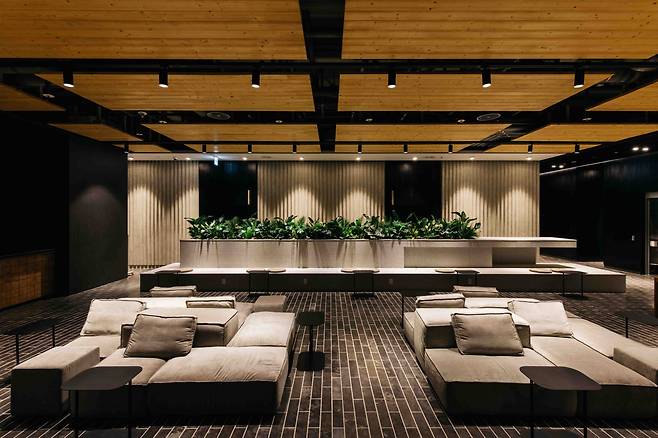 강원도 양양에 위치한 ‘브리드 호텔 양양’. 대형호텔임에도 바닥을 매끈한 대리석이 아닌 잘게 잘려있는 석재타일을 사용했고, 일부 벽면은 까맣게 태워서 만든 탄화목 등을 넣었다. [한정우]