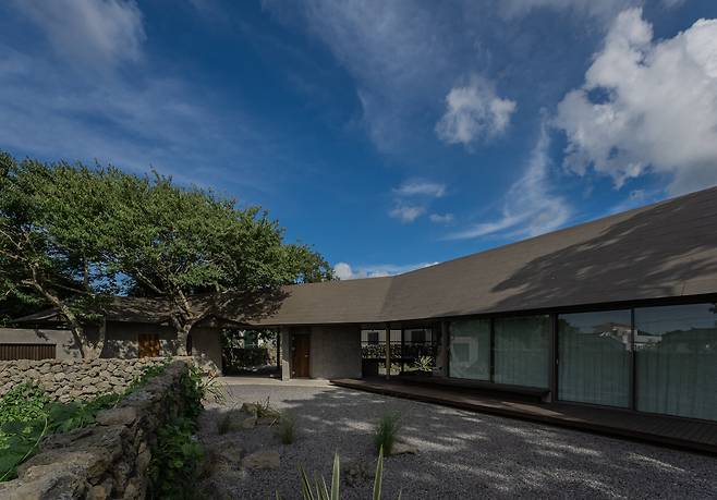 제주도 한림읍 명월리에 위치한 스테이 ‘잔월’. 2021년 제주건축문화대상 대상과 2022년 한국건축문화대상 우수상을 수상했다. 400~500년 된 팽나무 군락지에 집을 지었다. [홍승표]