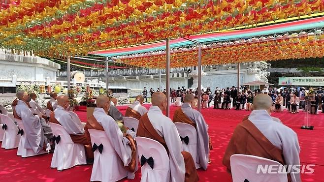 [대구=뉴시스] 불기 2566년 부처님 오신날인 지난해 5월8일 대구 동구 팔공산 동화사에서 봉축법요식이 열리고 있다. ljy@newsis.com