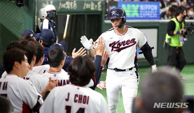 [도쿄=뉴시스] 김선웅 기자 = 12일 일본 도쿄돔에서 열린 월드 베이스볼 클래식(WBC) 2023 B조 체코와 대한민국의 경기, 2회말 무사 상황 2번타자 김하성이 좌월 1점 홈런을 날린 후 홈인해 동료들과 하이파이브를 하고 있다. 2023.03.12. mangusta@newsis.com