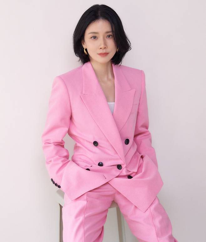 배우 이보영. 제이와이드컴퍼니 제공