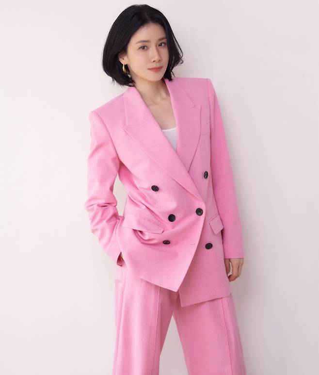 배우 이보영. 제이와이드컴퍼니 제공